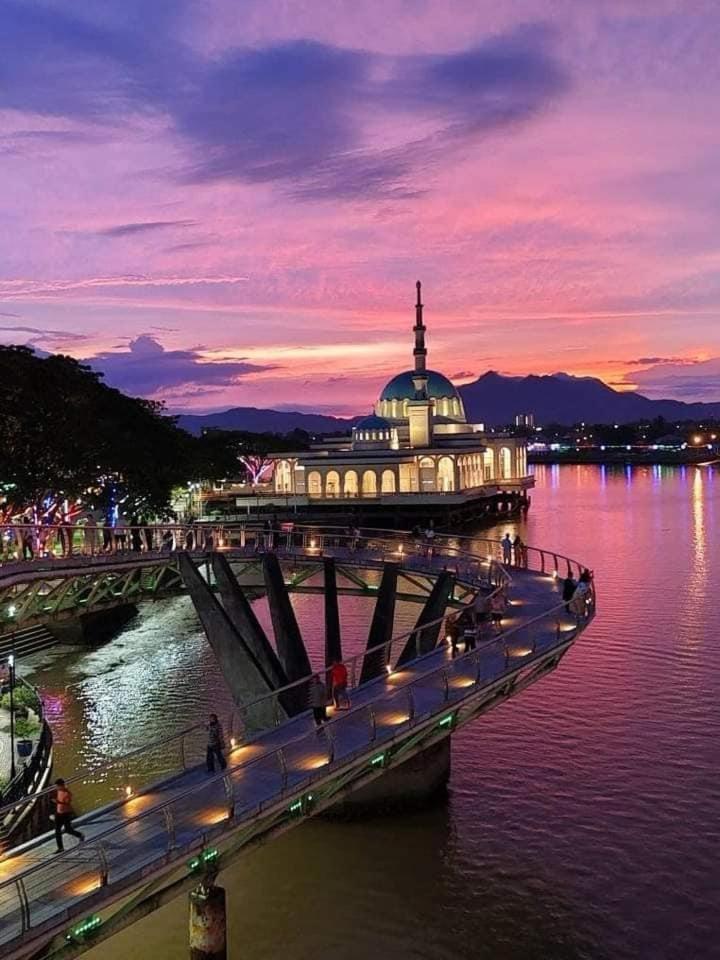 Ron & Ron - 4 Pax Riverine Diamond Apartment Kuching